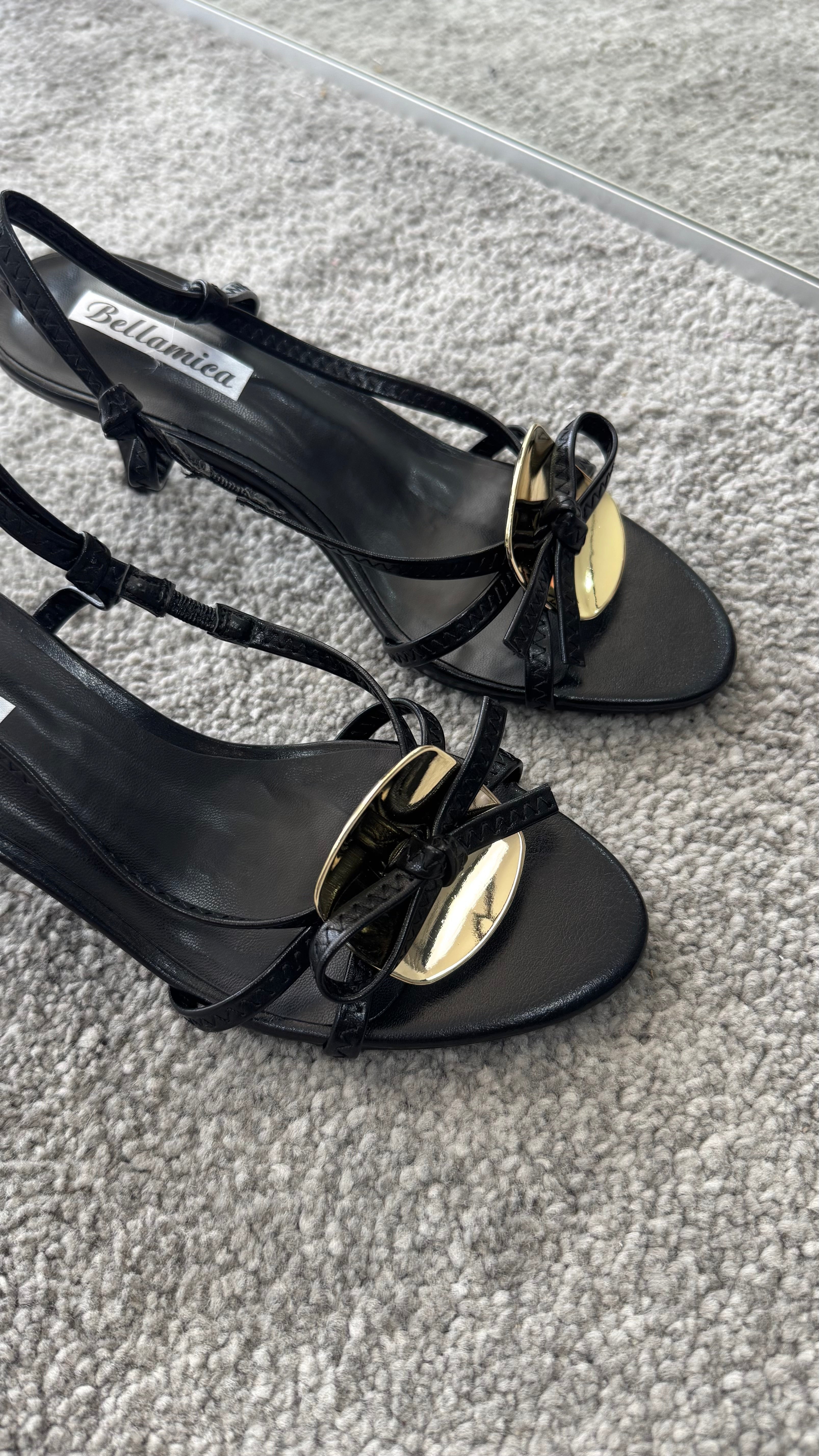 Elegante sandalo Penelope con tacco 5cm, dettagli oro e fiocco, perfetto per ogni occasione.