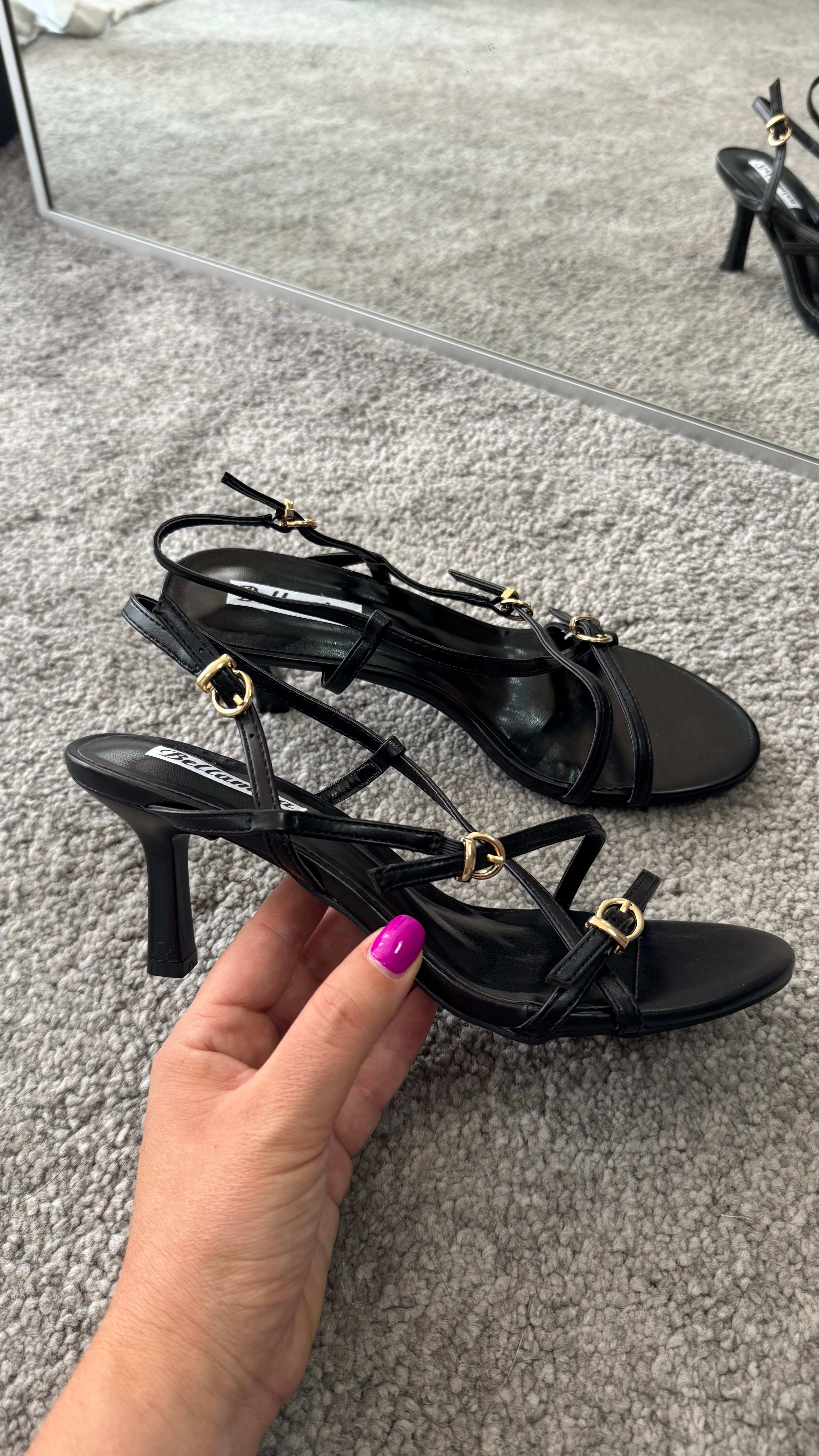 Elegante sandalo black in ecopelle con cinturini e tacco di 5cm, perfetto per ogni occasione.