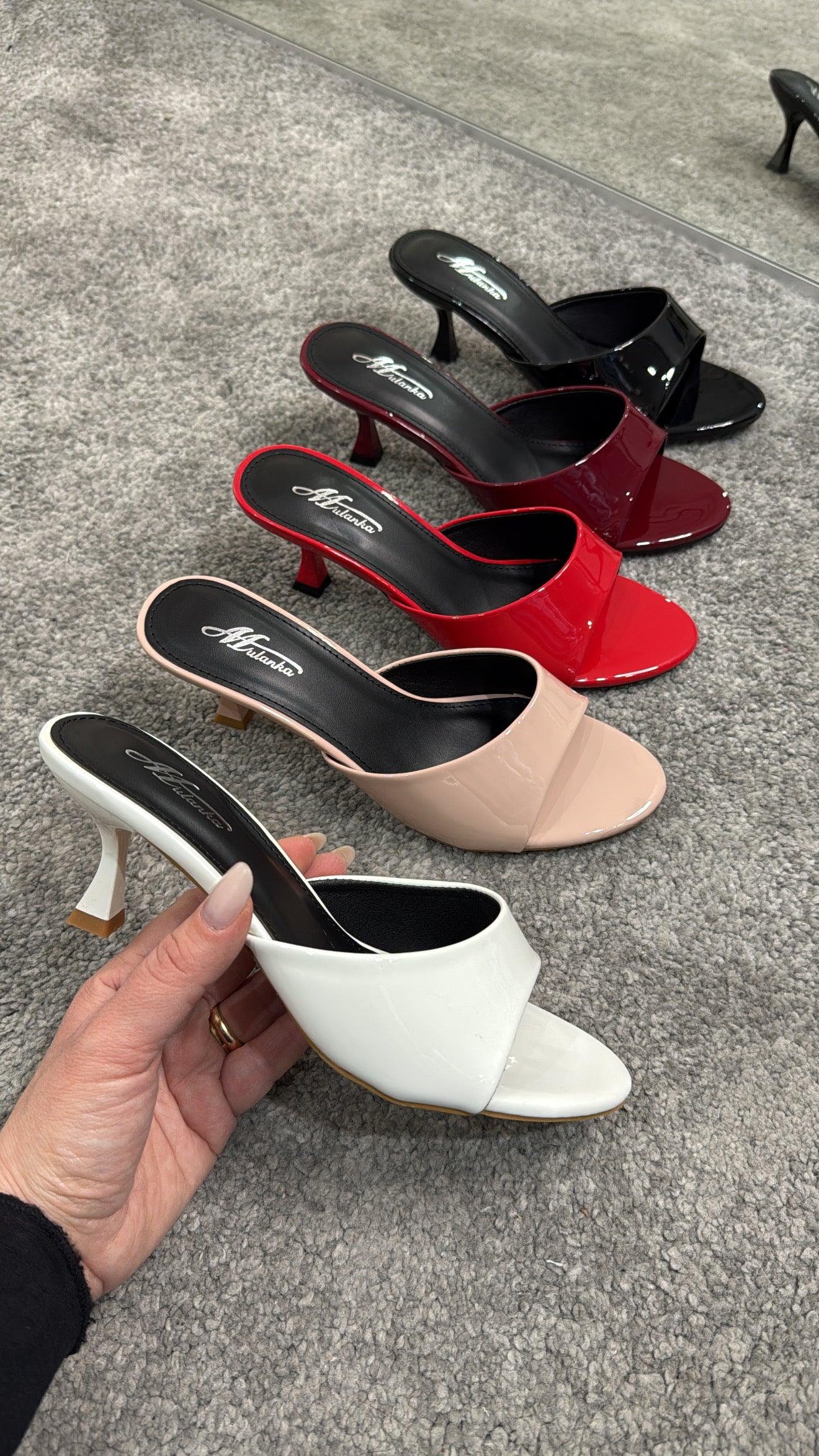 Mules vernice