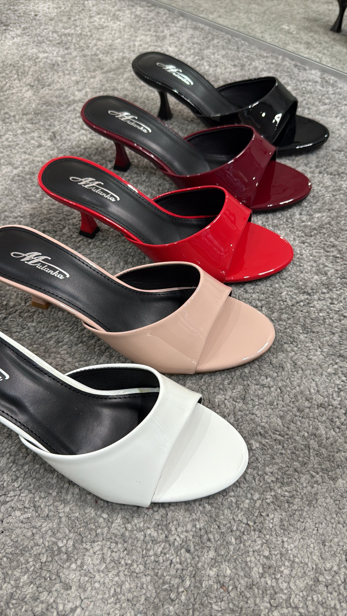 Mules vernice